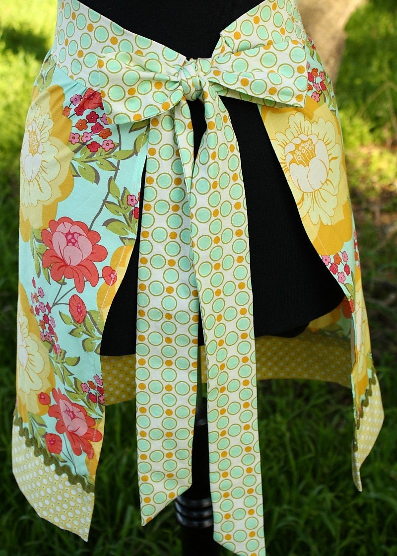 Retro Floral Half Apron Splashy Rose by Sandi Henderson Meadowsweet 2