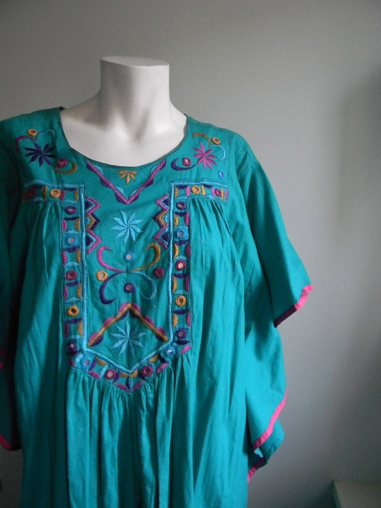 SALE /////// vintage. Emerald Green Kaftan // One Size Fits All Kaftan //