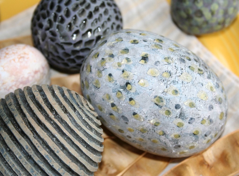 Group of five decorative spheres in dusty yellow, purple and modulated gray 36