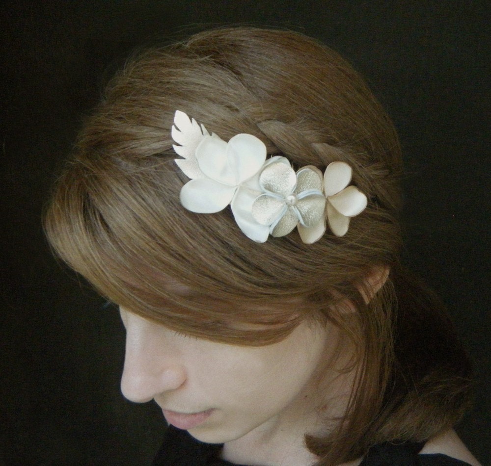 Bridal Hair Comb, Flowers Hair comb, wedding hair accessories - pearl gold, creme and ivory color flowers and pearl