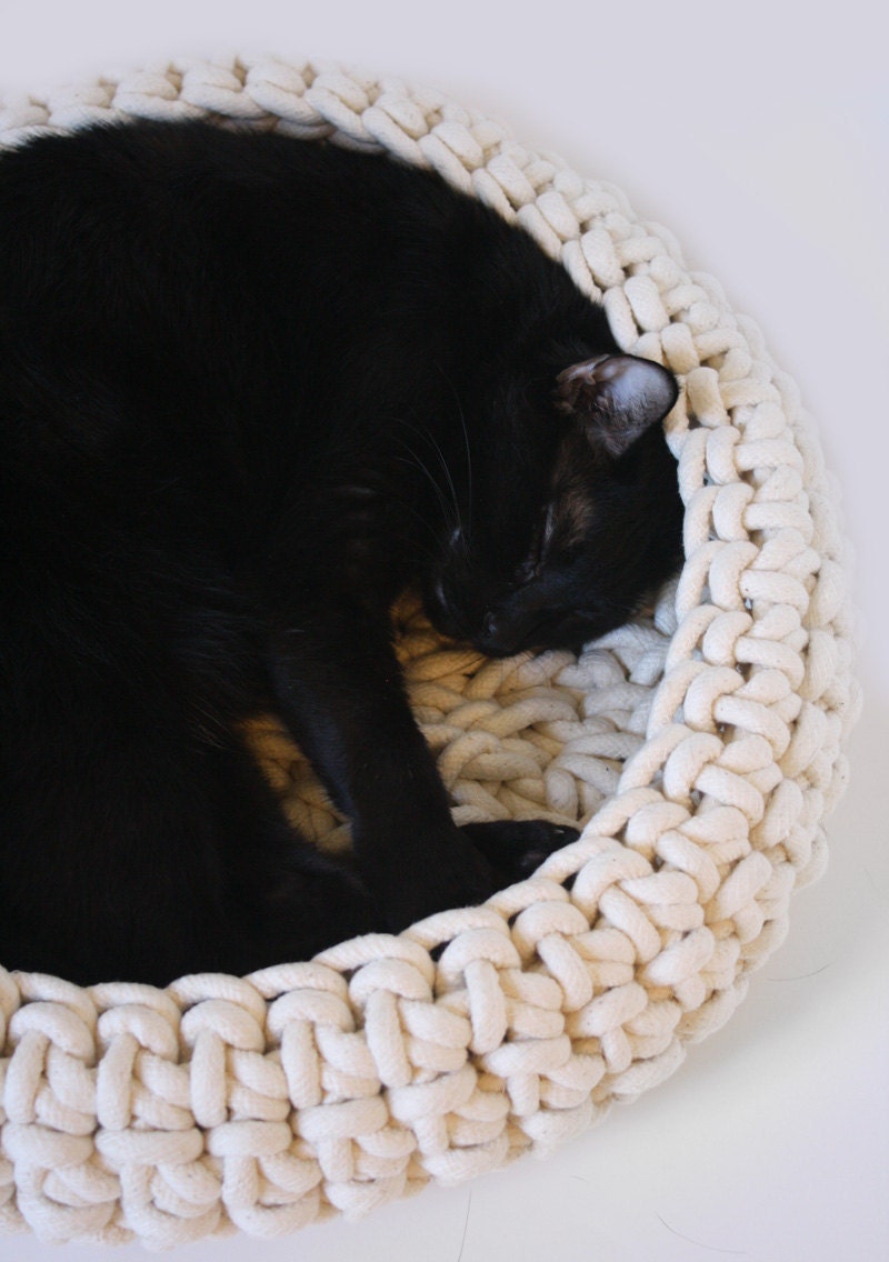 Large Cuna - Crocheted Cotton Cat Bed (Large Size 18")