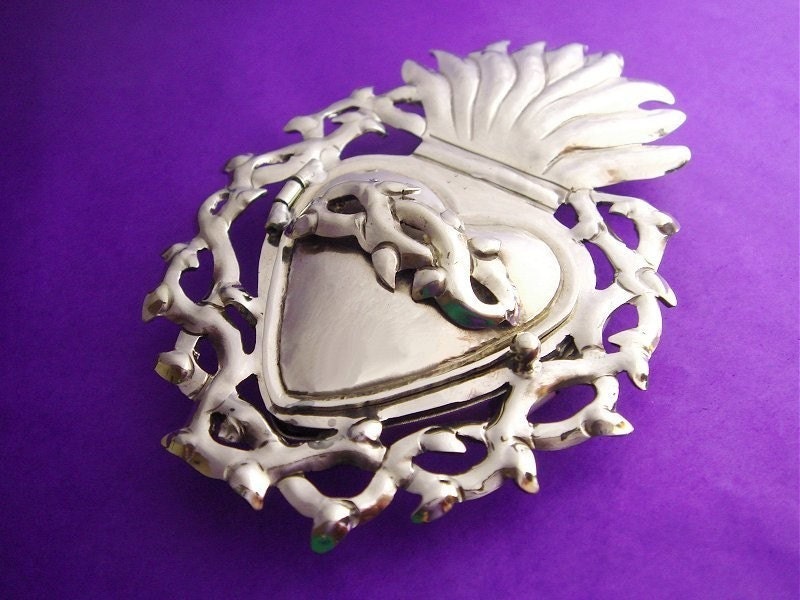 Mexican Sarcred Heart Icon Silver Locket Pendant with Thorns