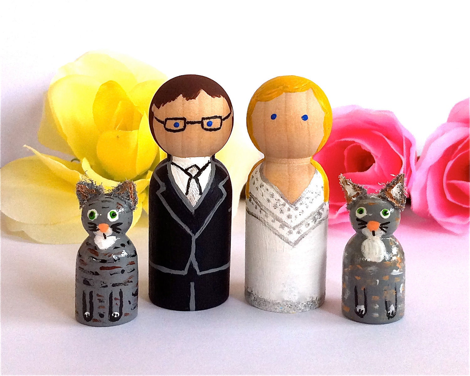Custom Wedding Cake Toppers Bride and Groom with 2 Pets Dog Cat Keepsake Ornament Personalized Wedding Day Decor Table Whimsical Cupcakes