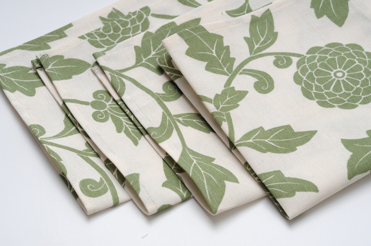 Set of 16 Reusable LARGE Napkins. Classic style. Size: 18" X 18"(45cm X 45cm).