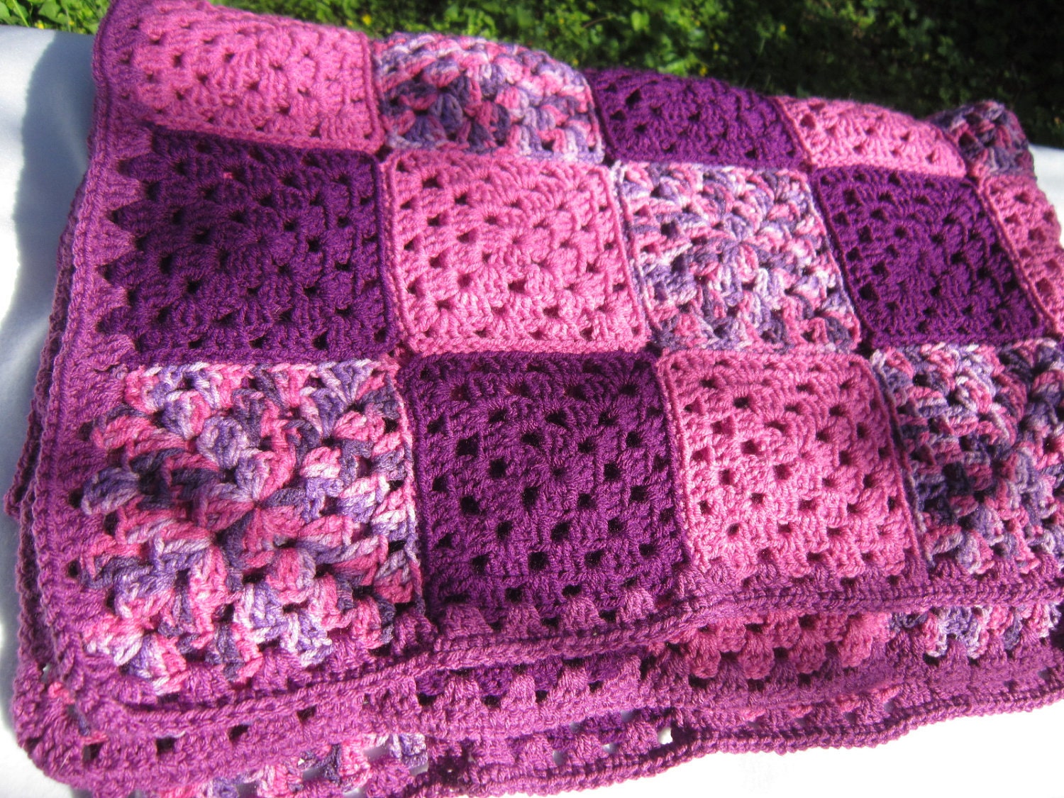 knit and crochet perfect condition bicolor granny squares BLUSH Lovely french vintage afghan blanket pink and white