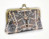 Clutch with rock design
