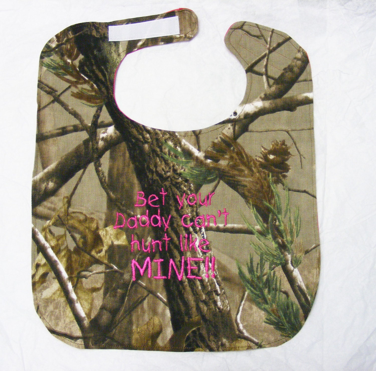 Bet your Daddy cant hunt like MINE - Baby Bib Realtree Camo - Large - HOT PINK