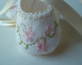 Baby Girl Shoes Slippers Booties with Embroidered Pink Flowers.  Handmade Felt Baby Shoes . Shower Gift Idea