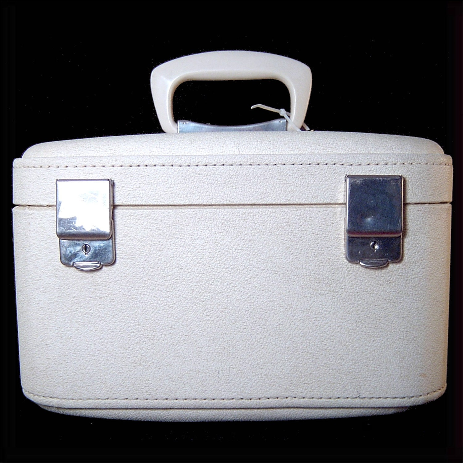 Vintage 1960s white vanity case suitcase w key Travelgard Canada