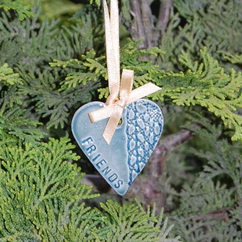 Friends birthday gift, ceramic heart gift/keepsake. Perfect for hanging inside/outside. Can be personalised to order.