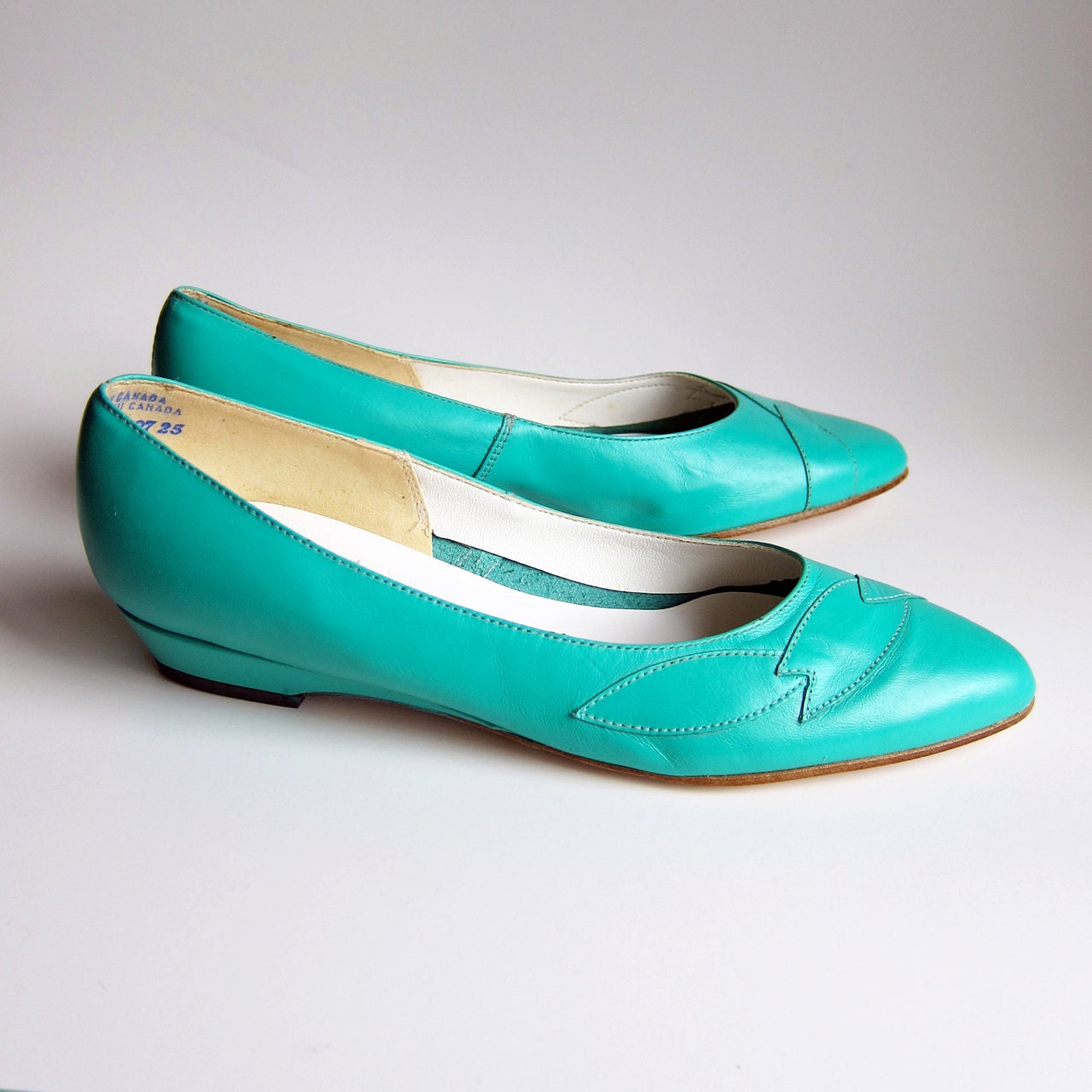Vintage 1980s Shoes / TURQUOISE SEAFOAM GREEN Skimmers Ballet Flats Size 7 1/2 Deadstock