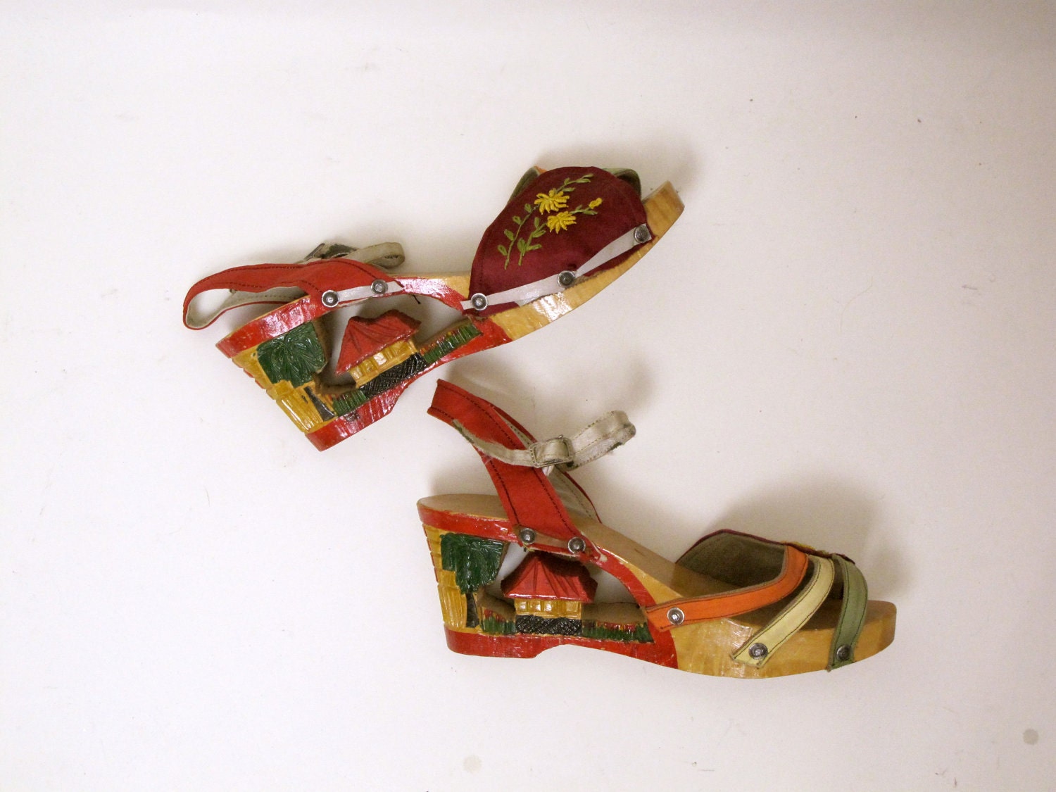 1940s wwII SOUVENIR PLATFORMS carved Philippines pictorial wedges SHOES 8 vintage