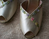 Antique ivory silk gorgeous shoes size 7 1/2 narrow