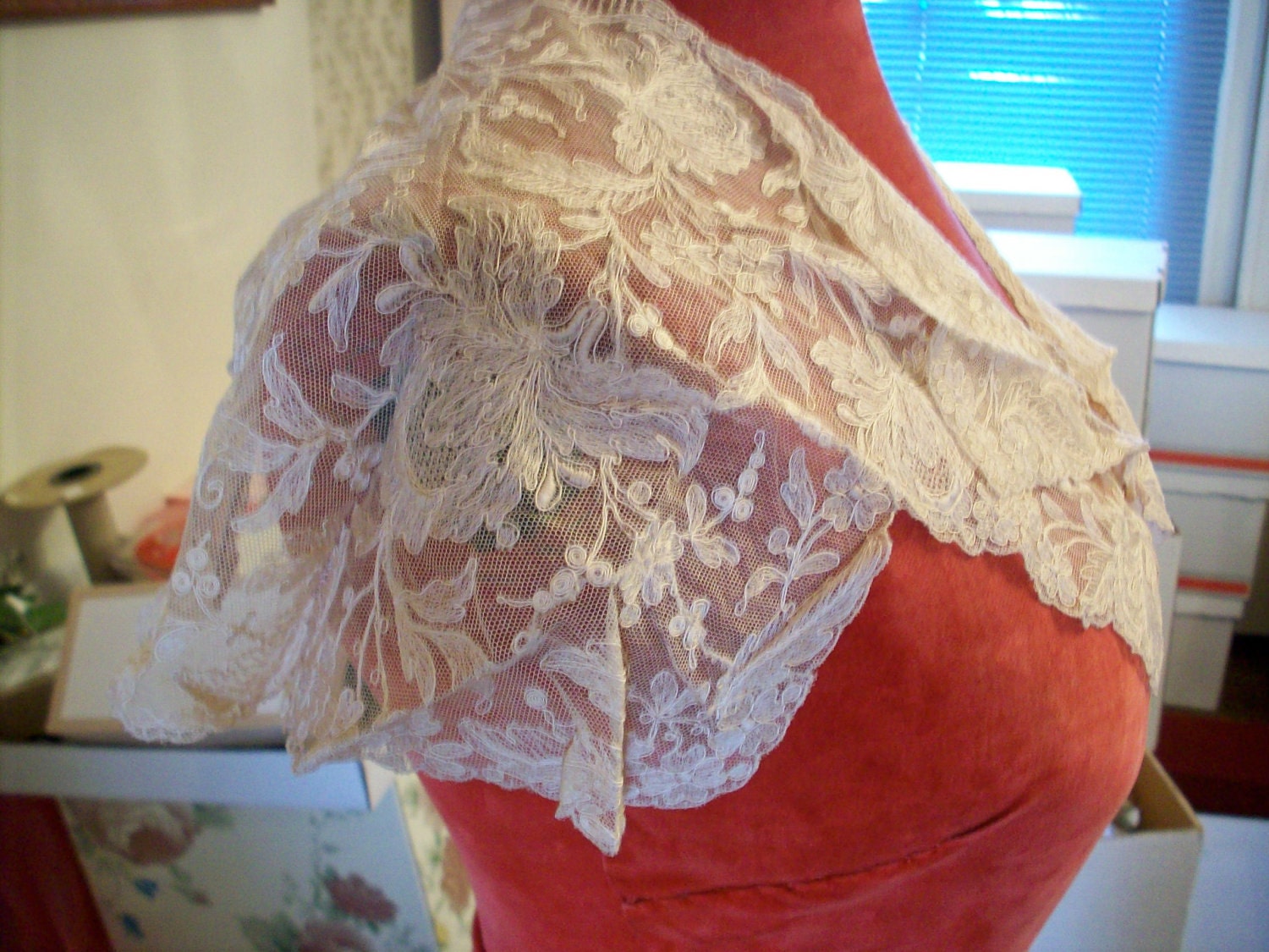 1 Collar of Breathtaking  embroidered net lace in ivory with roses