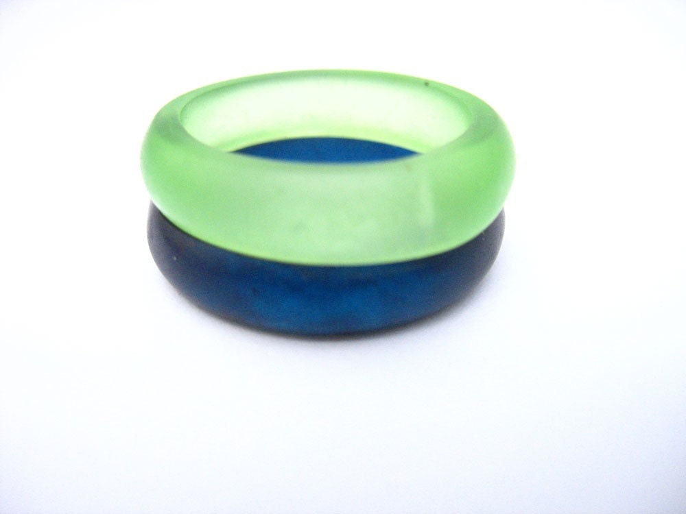 Blueberry and green resin stacked round ring set