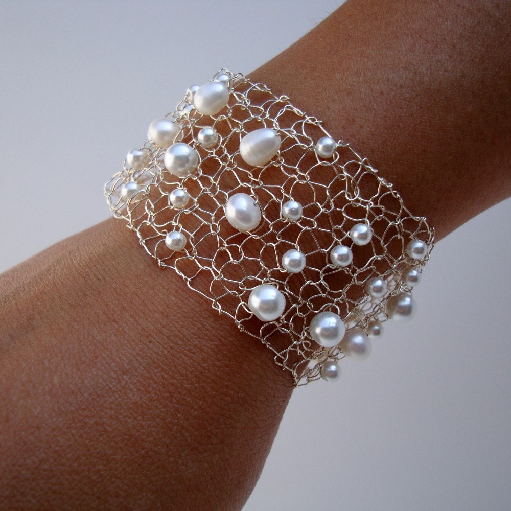 Bracelet manchette argent / blanc perle / mariage bijoux / perles d'eau douce argent / chics broche bijoux tricot