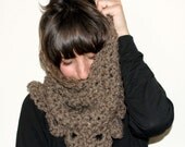 Scallop Neckwarmer in Oatmeal