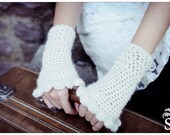 Scallop Wristlet in Cream