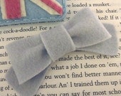 NO SLIP Wool felt hair clip -silver grey bow