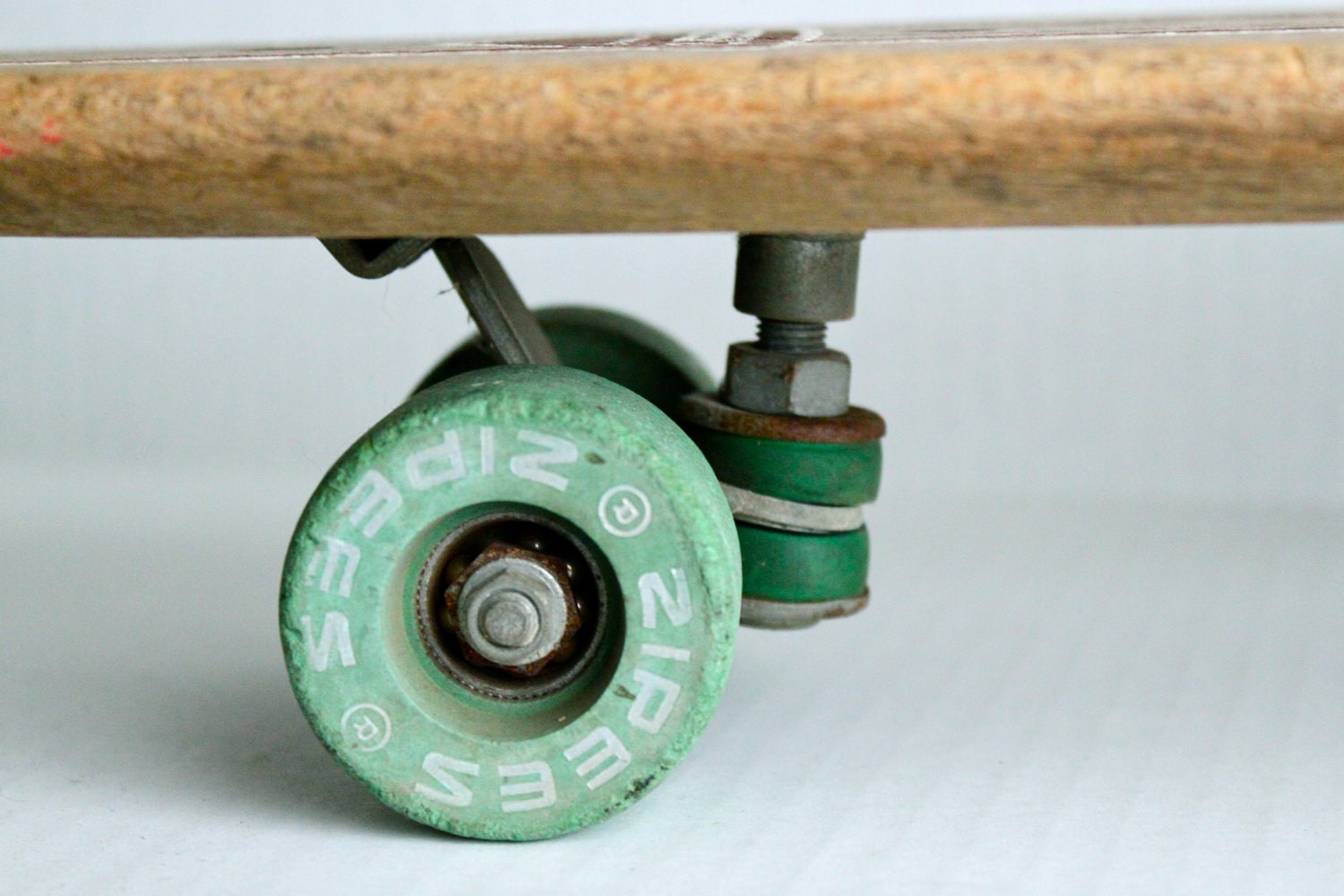 vintage 60s ZIPEES Sidewalk Surfboard // green clay wheels and cushions // The Lahana M-444 - RedTuTuRetro