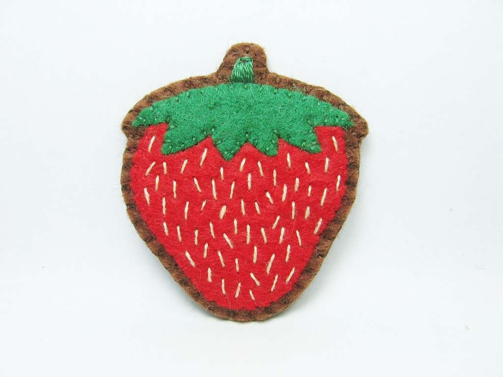 Strawberry felt pin - Wearable fruits - made to order