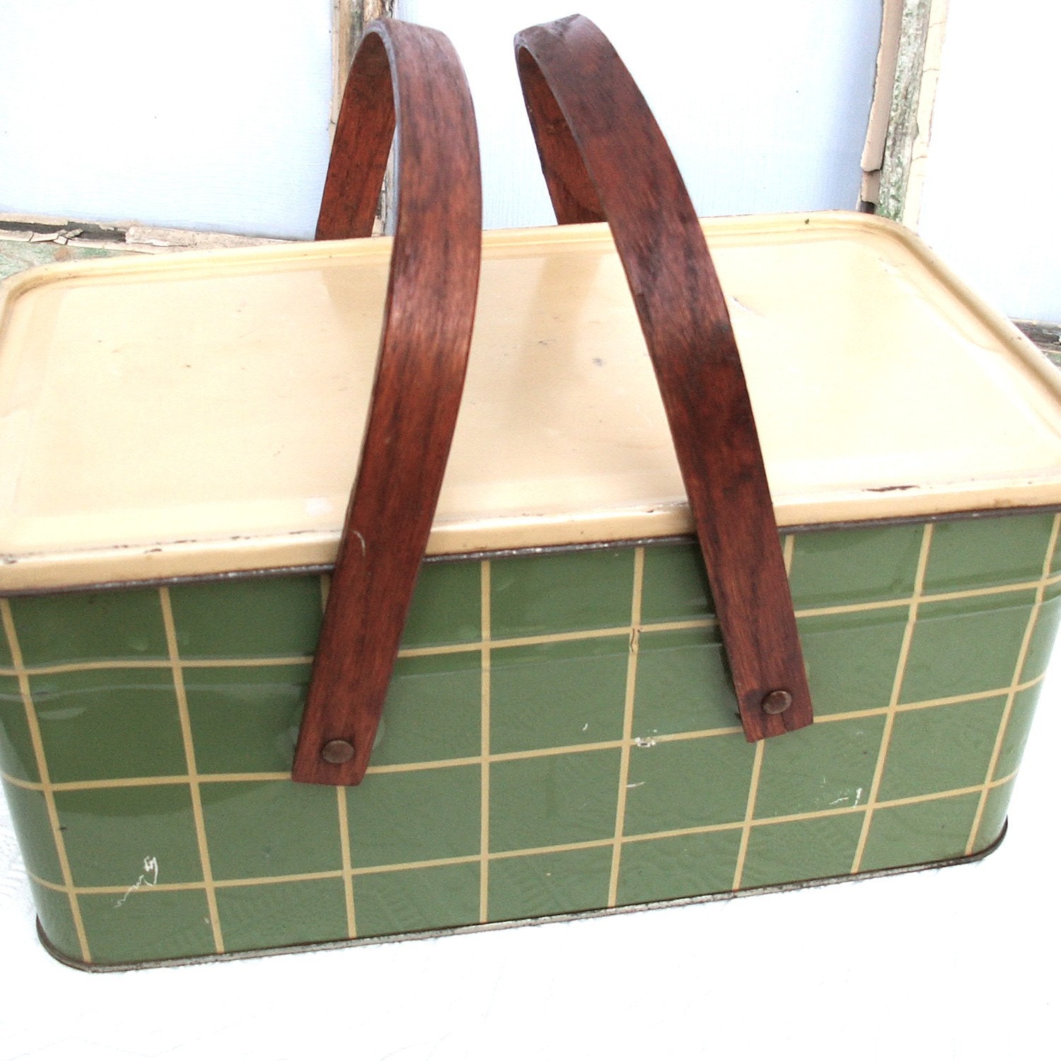 VINTAGE TIN PICNIC BASKET by LOOKINGforYESTERDAY on Etsy