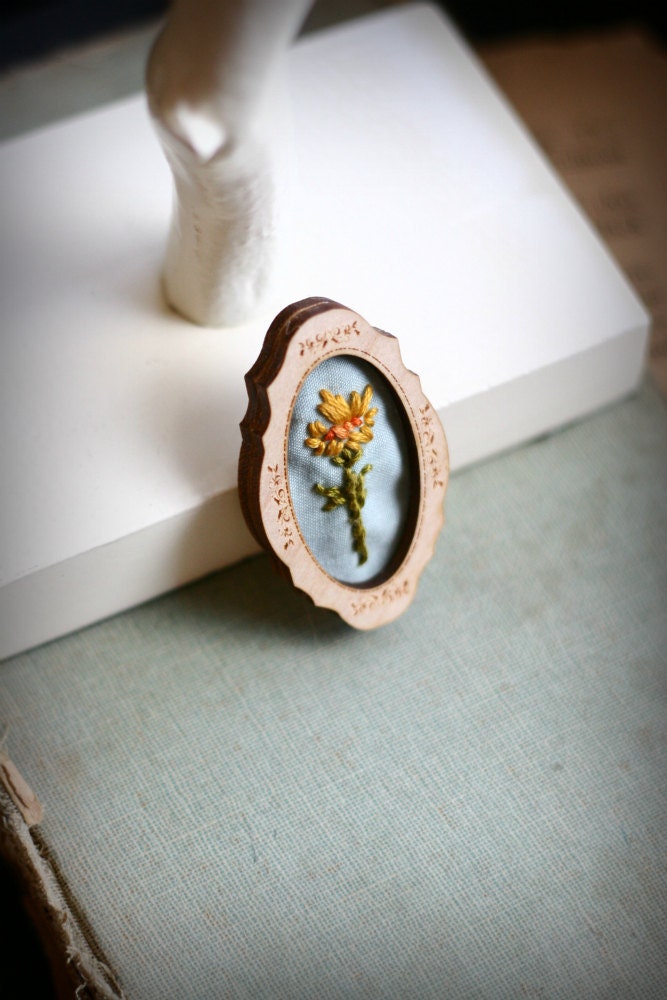 Dandelion- hand embroidered brooch