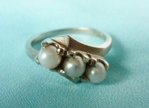 Vintage 10K White Gold 3 Cultured Pearl Cocktail Ring