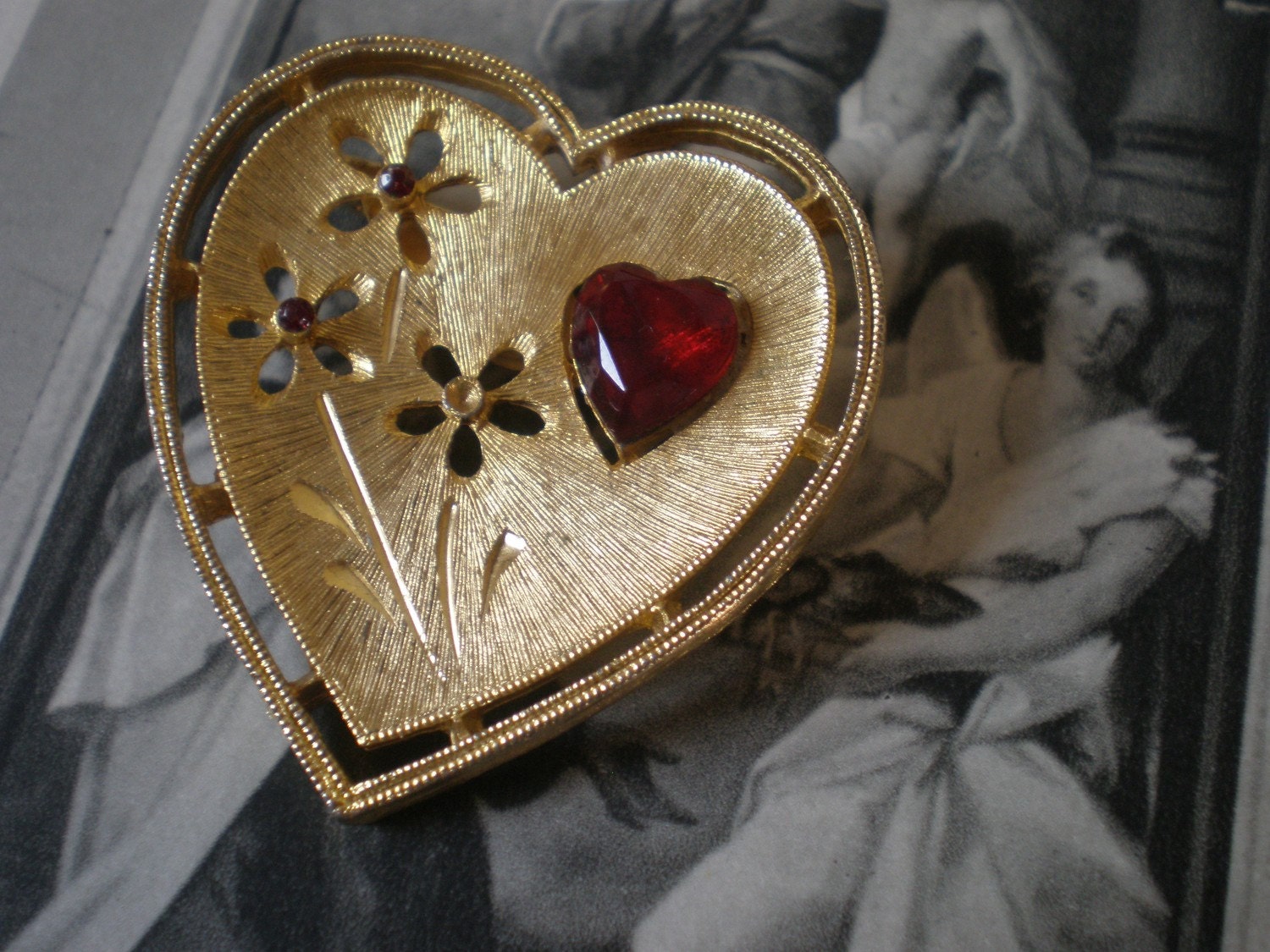 GOLDEN HEART Vintage BROOCH with red rhinestones