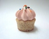 24 mini banana split cupcakes