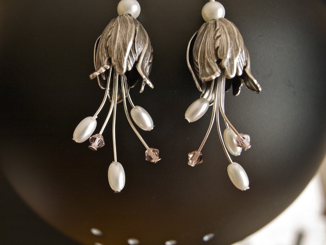Free Shipping, Vintage tulip cluster Earrings, Dangle Earrings, drop, Tulip earrings, Wedding, gift, Silver flower earrings