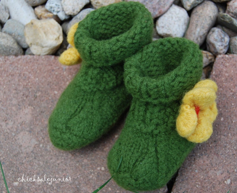 Baby hand knit booties shoes girls Green felted pure wool 12 to 18 m toddler socks Ready to ship from Colorado