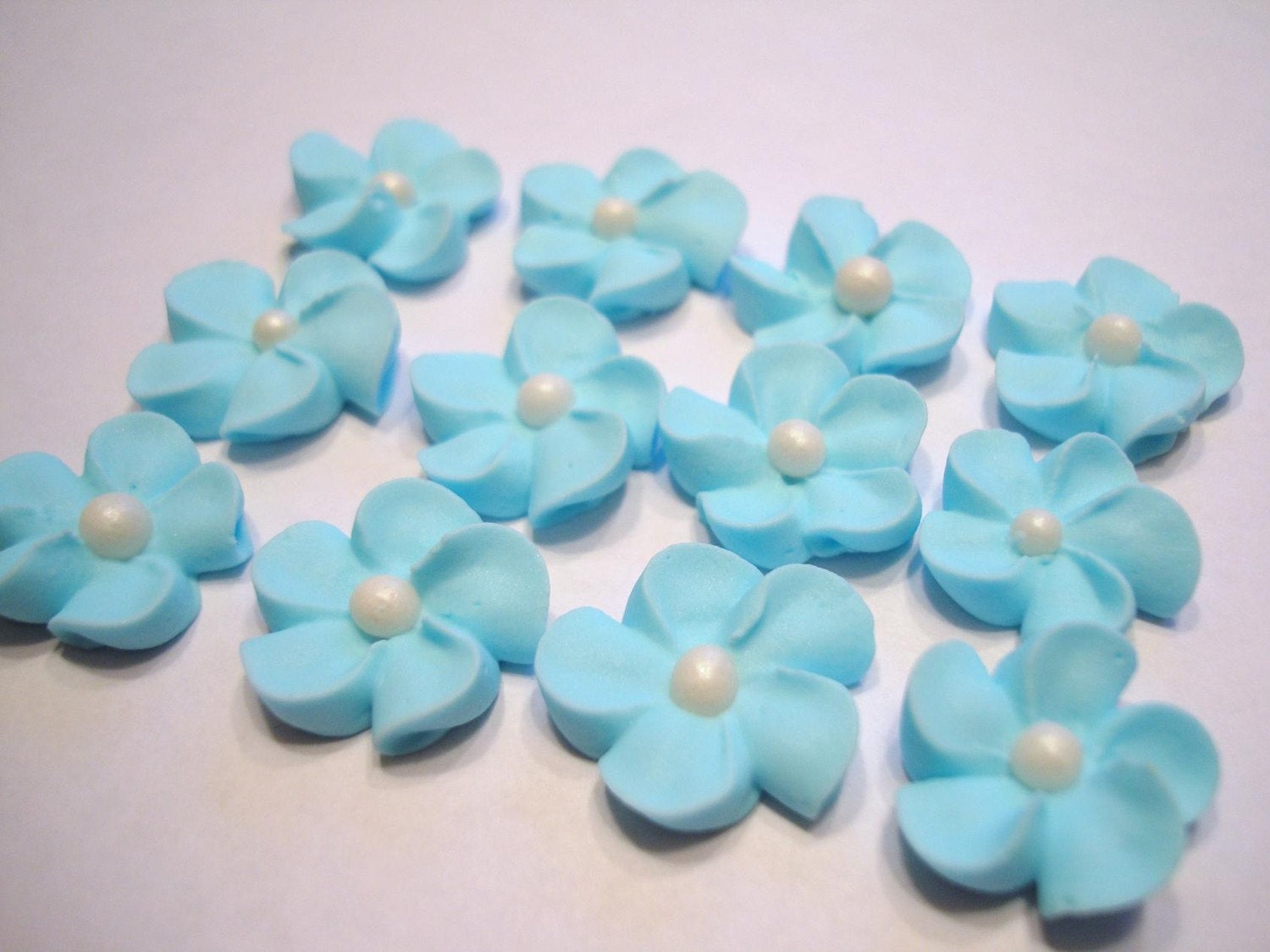 LOT of 100 baby blue royal icing flowers with sugar pear Il_170x135