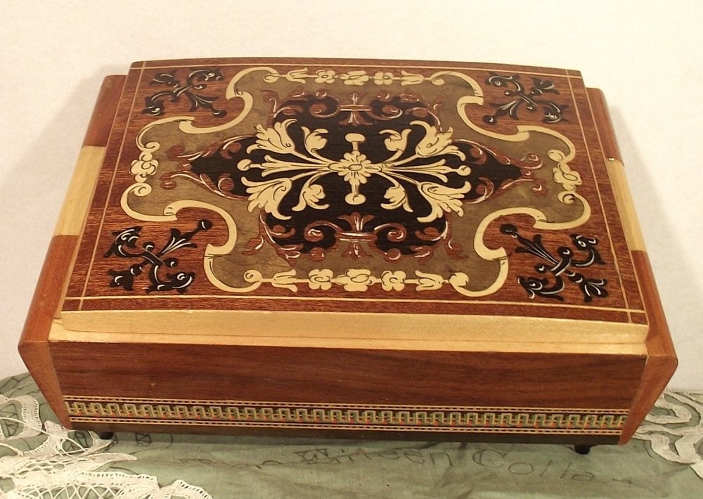 Vintage Isola di Capri Musical Cigarette Box by RetroVintageBazaar