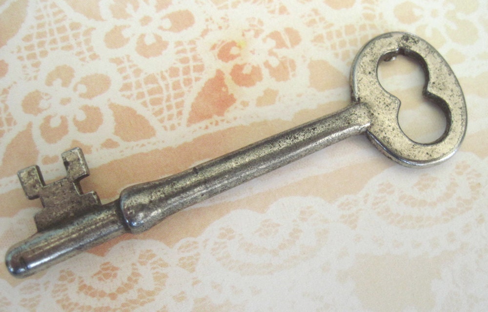 Vintage 2 3/4 inch Skeleton Key