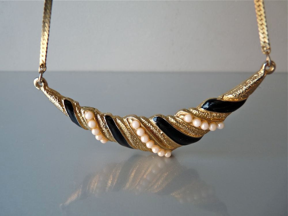 Vintage goldtone enamel and pearl pendant necklace