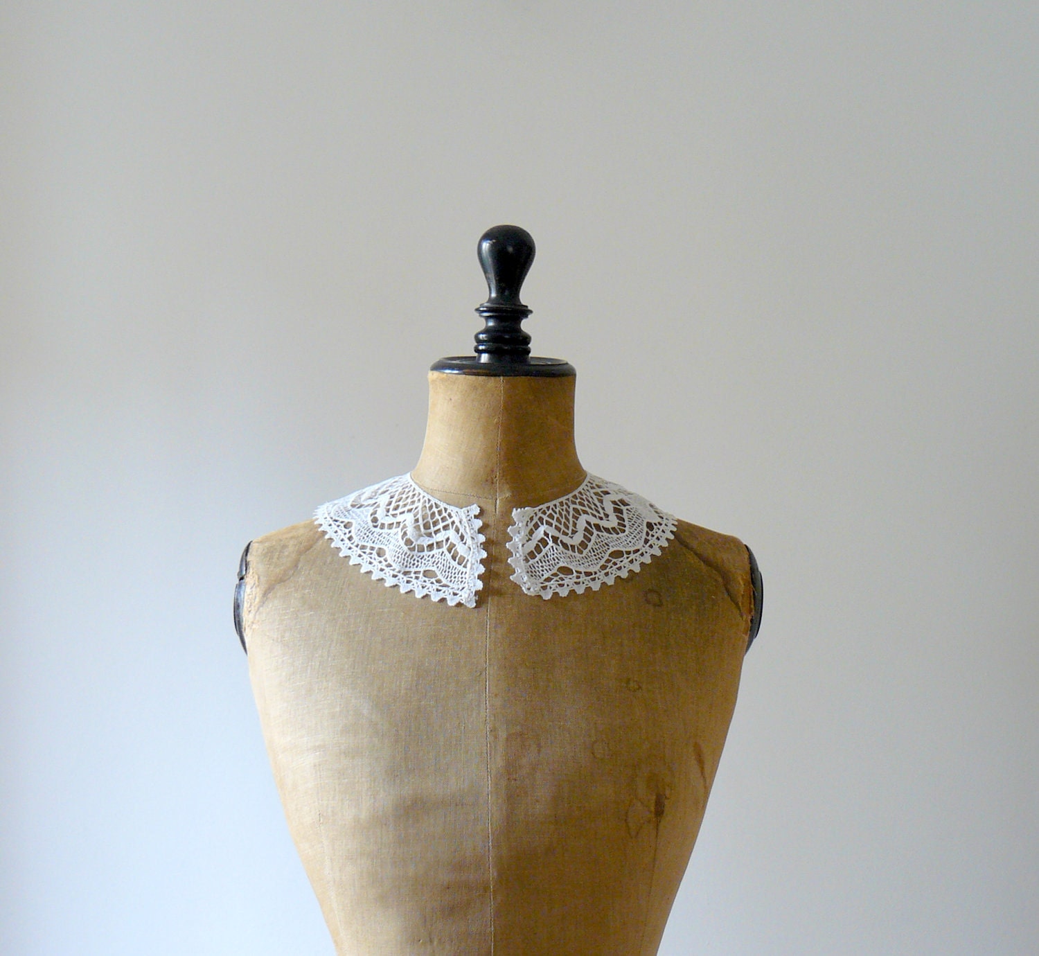 Vintage white crochet collar. fine crochet lace collar dress. antique wedding collar