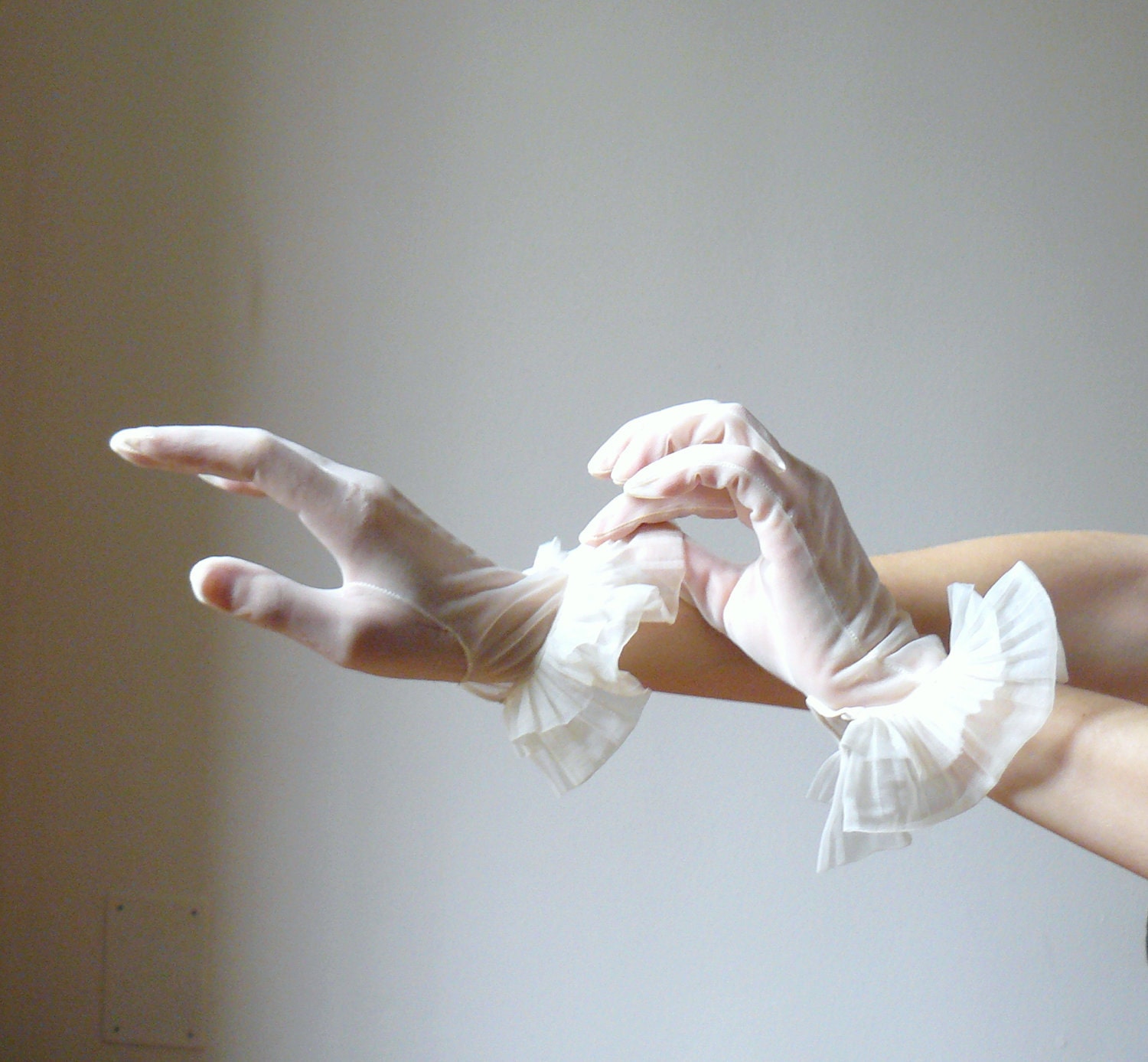 Vintage 1950s wedding white gloves. Ruffle wrist sheer bride gloves. wedding accessorize