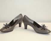 1950s DAINTY DOVE Grey Heels with TASSLES and Black Patent Cut Outs Pumps Shoes Sz 6.5 to 7