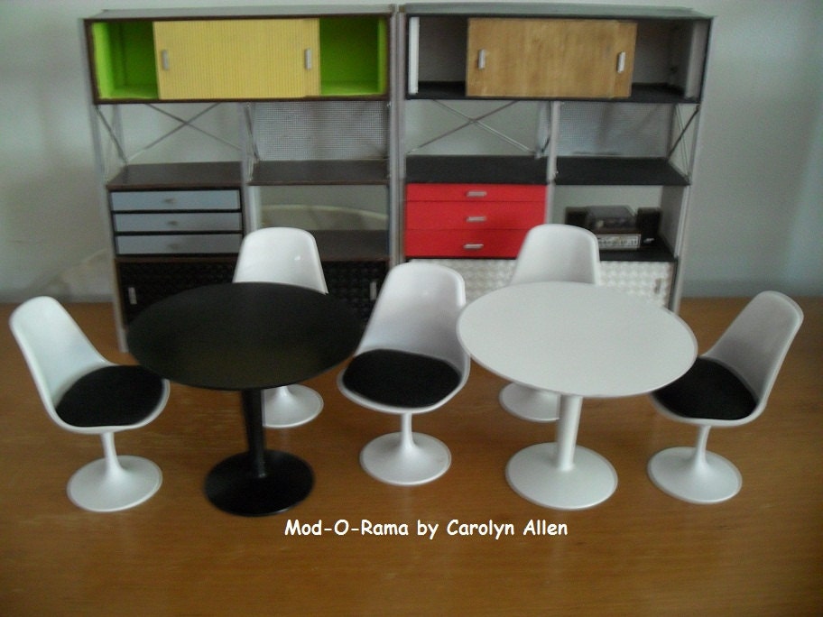 Saarinen Table and two chairs. A perfectly MOD  1:6 scale set