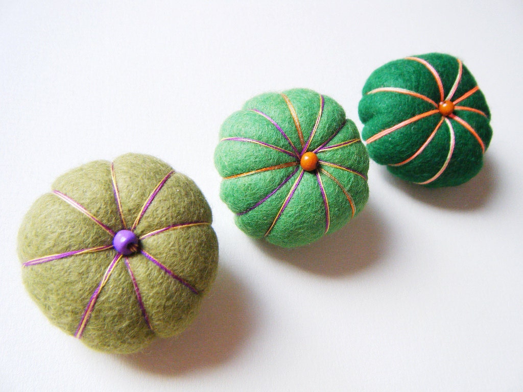 Pumpkin Brooches Felted Green Pincushion Three Piece - juliarubio