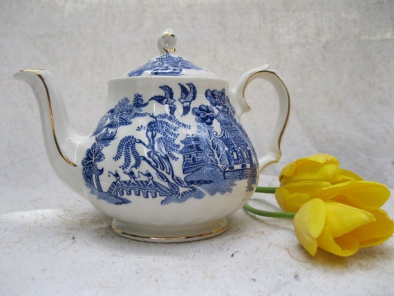 Vintage Teapot/ Blue Willow/ Sadler/ England/ Gold By Tessiemay