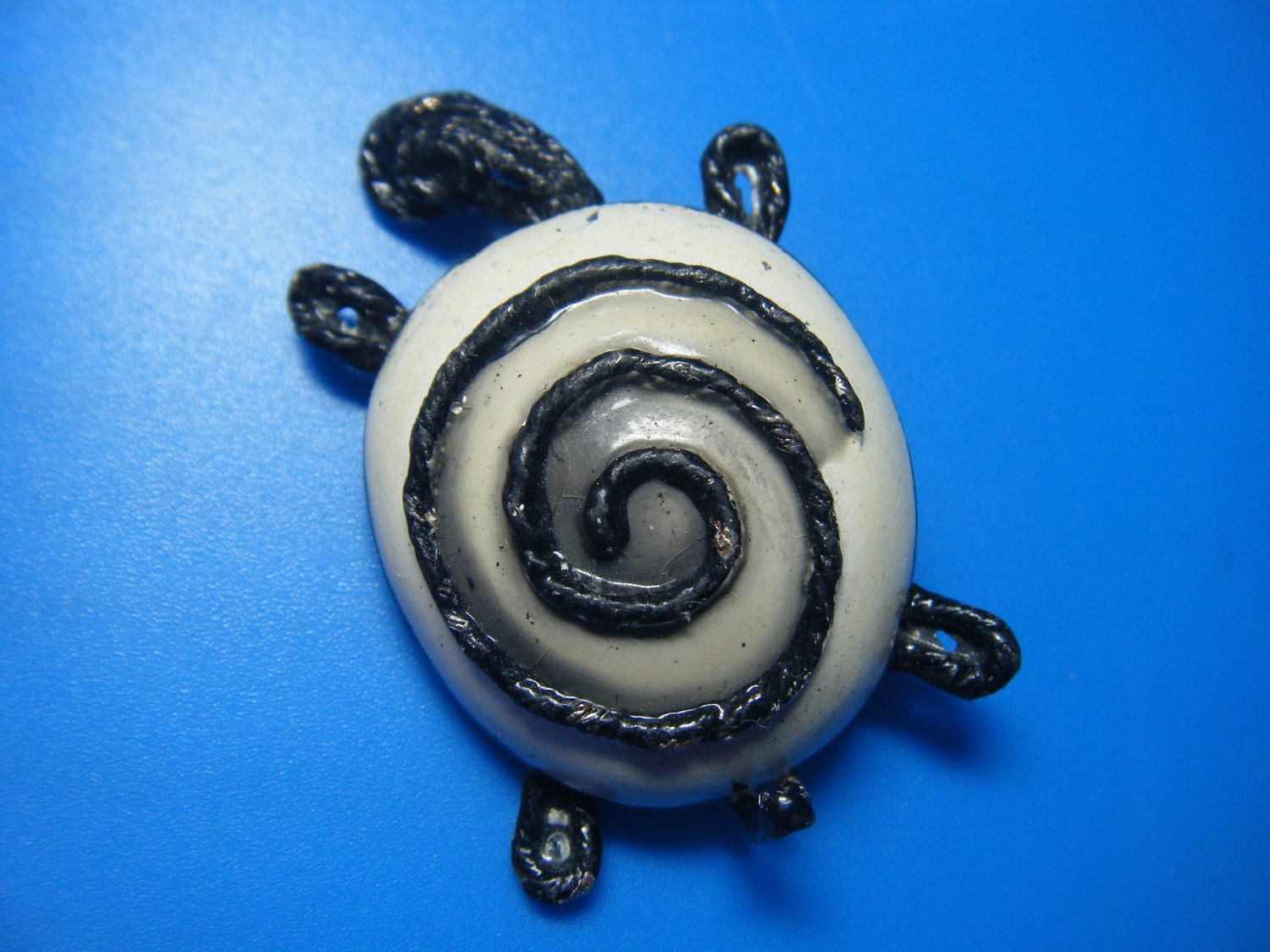 BSK Turtle Brooch Beautiful White Black Turtle Pin (sn 407)