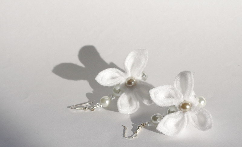 White Flowers and Pearls, Earrings