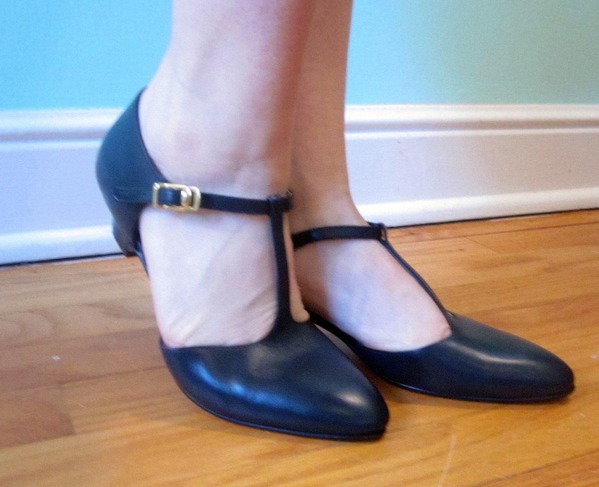 CLASSIC/ Dark Navy Blue, Round Toed T-Strap Kitten Heels Size 6.5/7