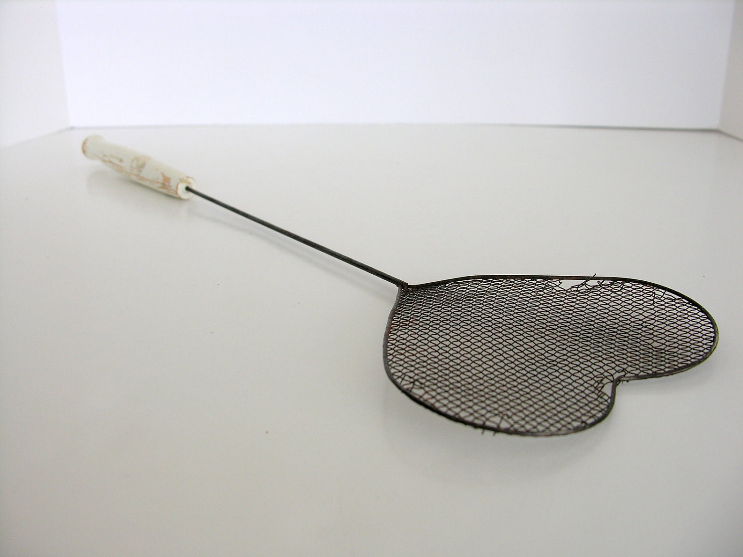 Vintage Fly Swatter: Heart Shaped Wire White Wood by veraviola