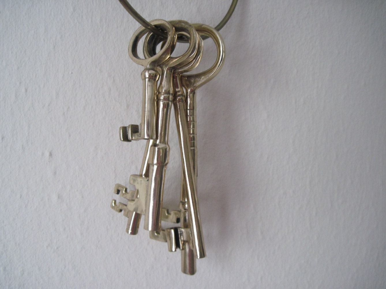 1970s Decorative Brass SKELETON KEYS Wall Hanging, vintage wind chimes, jailer's keys, VICTORIAN revival