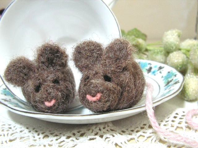 Set of 2 wool mouse cat toys with organic catnip for your kitty.