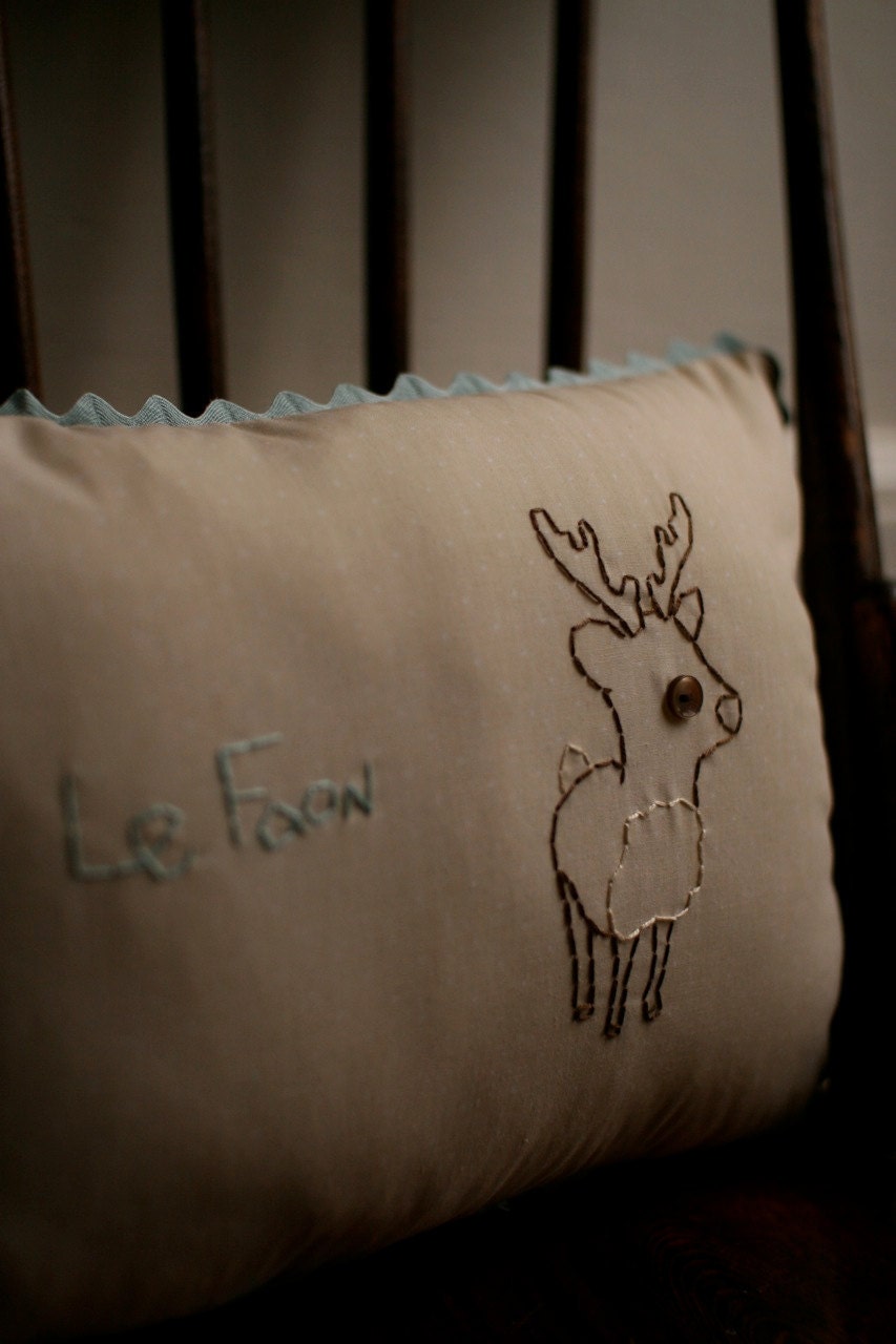 Woodland nursery pillow in beige Le Faon
