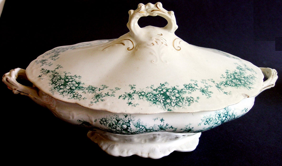Buffalo Pottery Covered Vegetable Dish